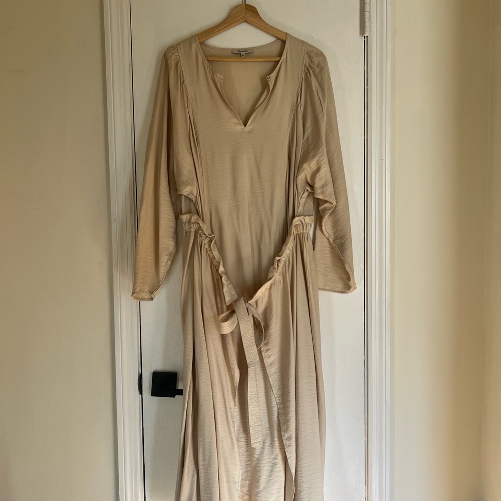 Madewell long sleeve cream/tan dress with tie waist. Size xl